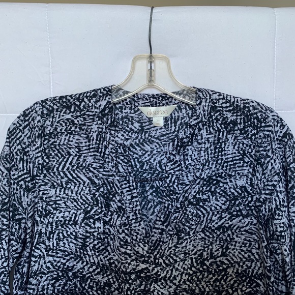 Decree Black/White Abstract Pattern Blouse, Sz. XS - Picture 2 of 7